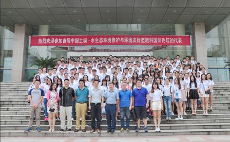 导师代表与全体营员合影 导师代表与全体营员合影